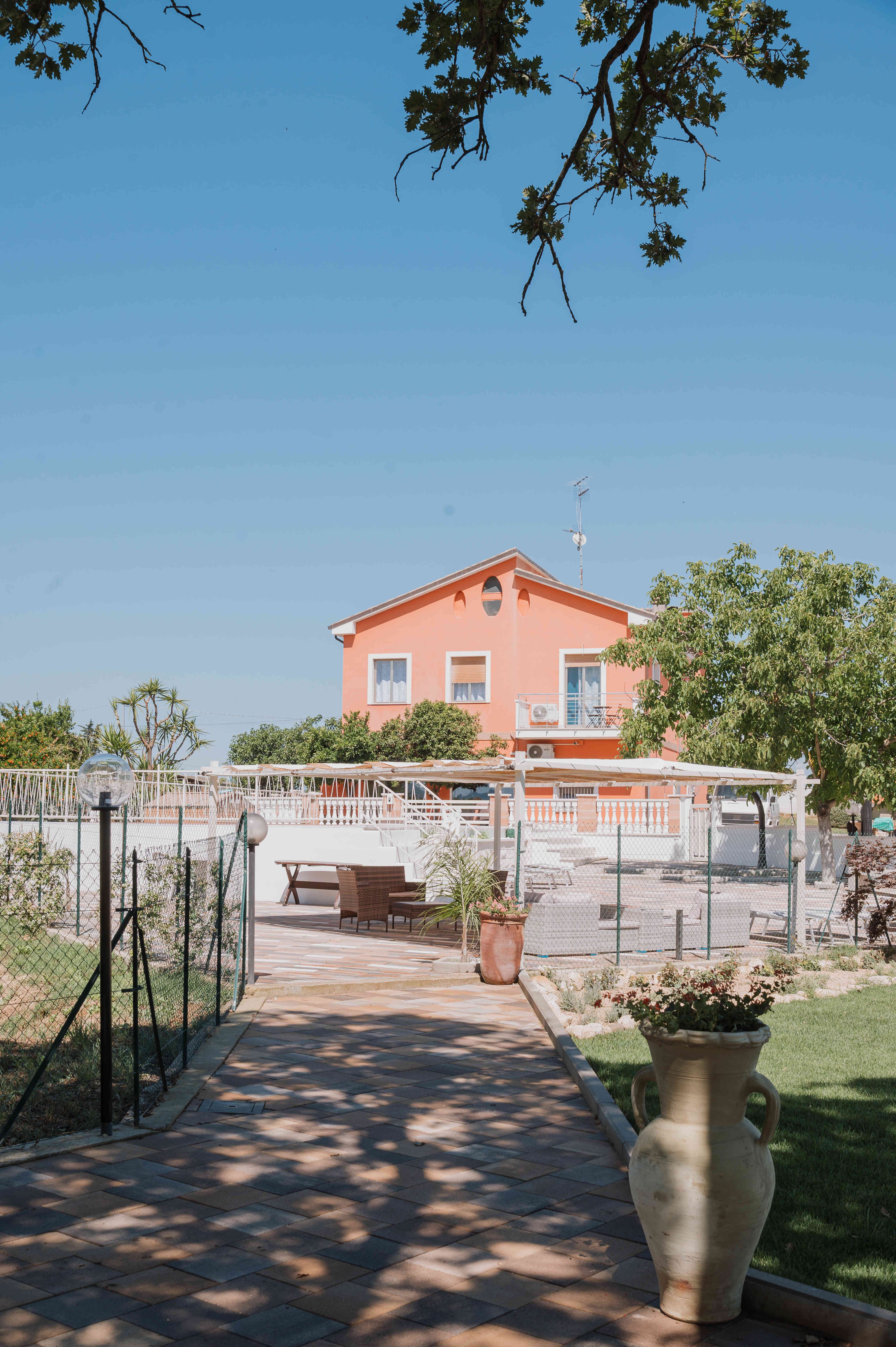 Vista esterna de L'Antica Quercia con giardino e piscina