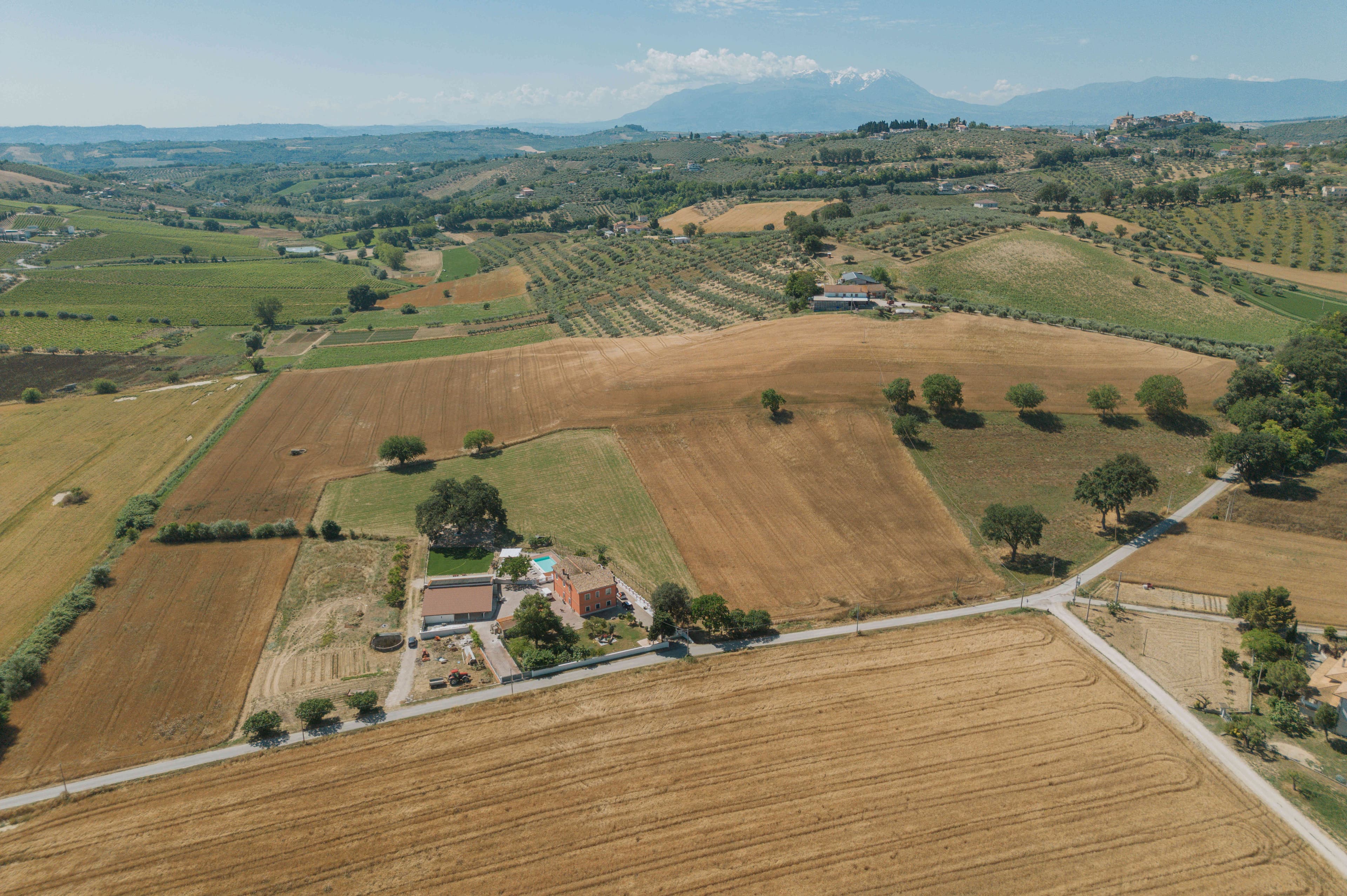 Vista aerea de L'Antica Quercia tra i campi e le colline di Collecorvino